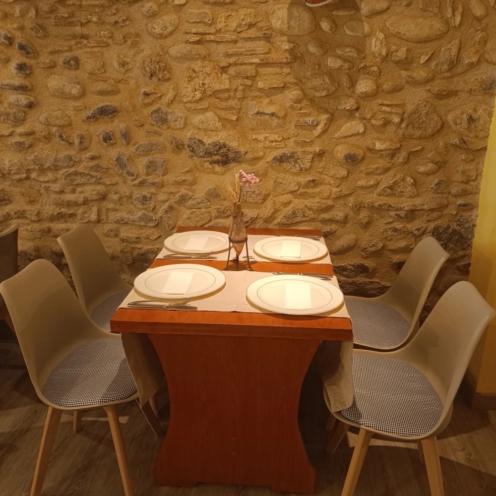 Mesa junto a la pared de piedra